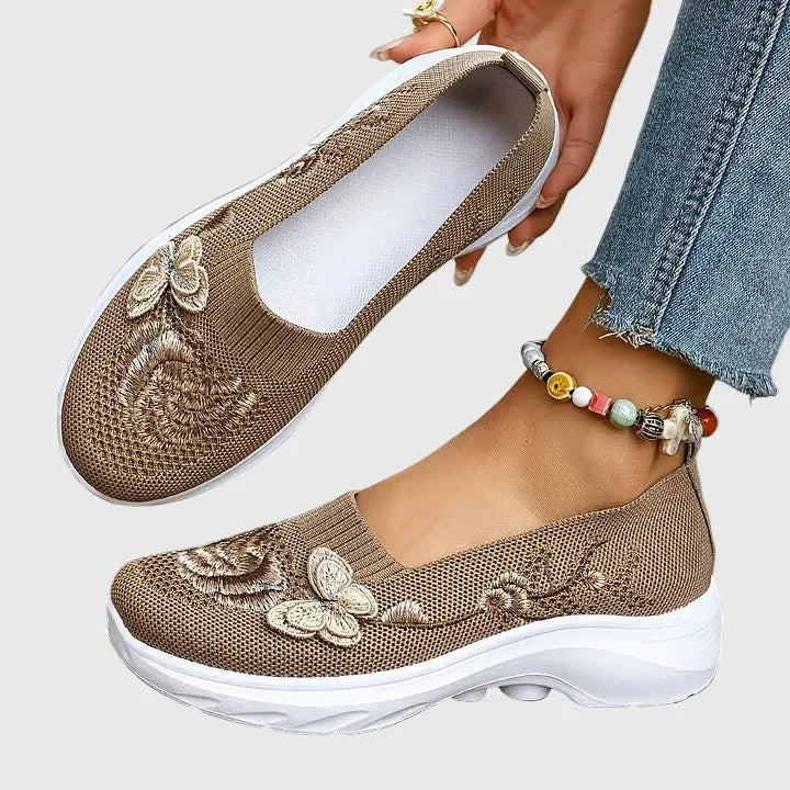 Leetha - Schmetterlingsgestickte Slipper